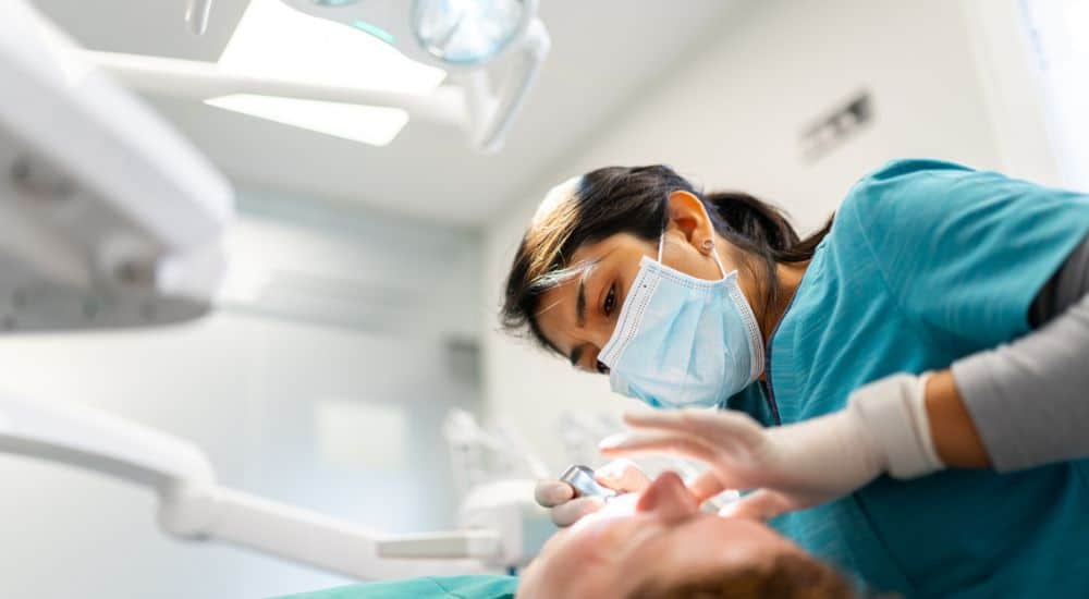demogChirurgien-dentiste effectuant un examen dentaire sur un patient. Démographie des professionnels de santé raphie professionnel sante