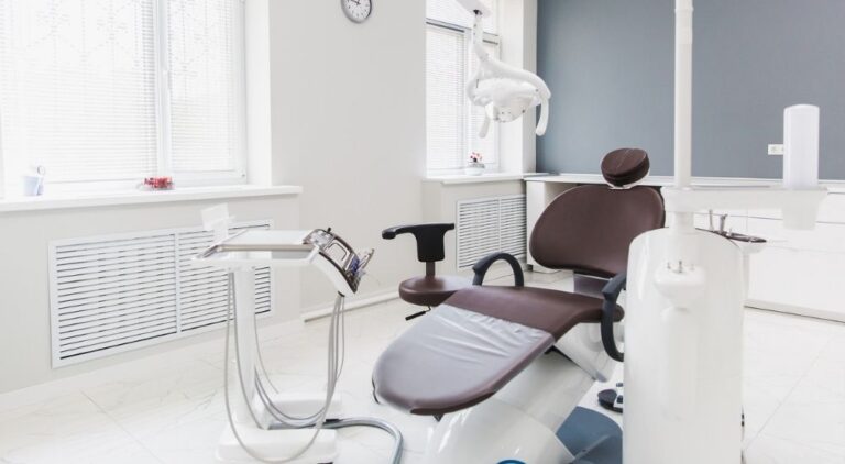 Fauteuil dans un cabinet dentaire. Fermeture des centres dentaires de Grenoble et Meylan